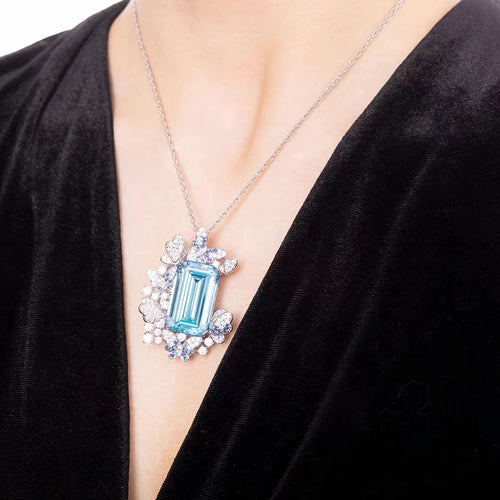 lady wearing Aquamarine silver necklace with moissanites