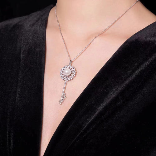 lady wearing  Pearl necklace with moissanites in silver